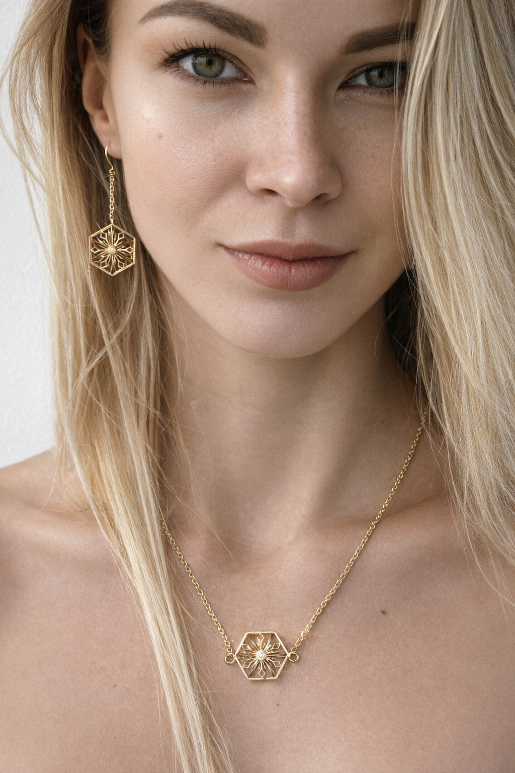 Snowflakes Romance Gold Necklace